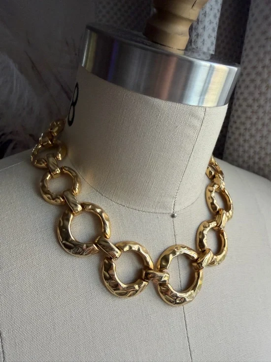 Vintage | Hammered Chunky Textured Gold Link Circle Statement 17.5” Necklace - Picture 10 of 13